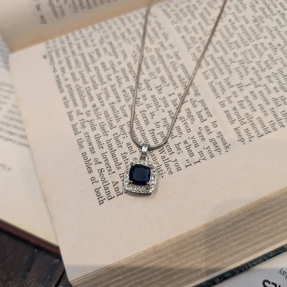 Elegant Silver Necklace with Blue Gemstone - Picture 1 of 7